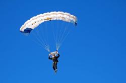 开云平台-跨界烽火！国王队热身赛1分险胜山东，克莱末节三分雨定乾坤