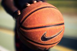 开云体育下载-羽坛双面镜，当丹麦风暴横扫泰国，石宇奇以孤独刷新纪元