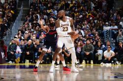 开云体育官网-快船客场大胜湖人，莱昂纳德再度碾压詹姆斯