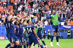 开云官网-足球比赛锣鼓喧天，各国球队力争胜利