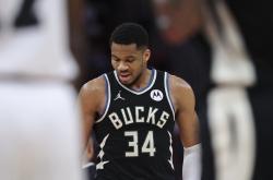 开云下载-猛龙主场大败雄鹿，前锋组合状态低迷