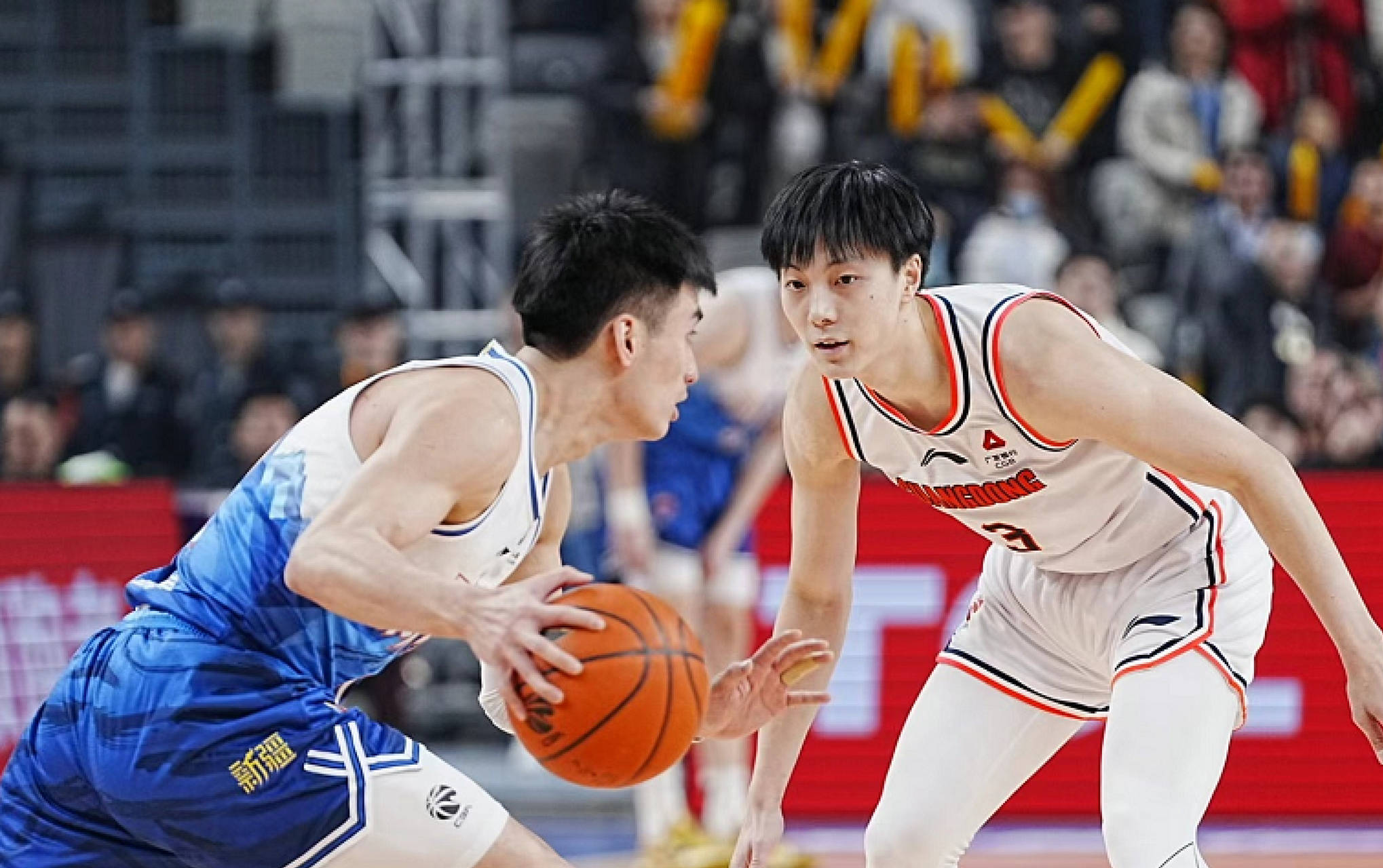 新疆男篮挑战山东队，东西部交锋之争