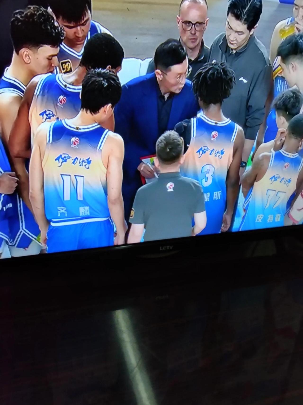 强强对决，球队实力PK，呈现出激烈的竞争状态的简单介绍