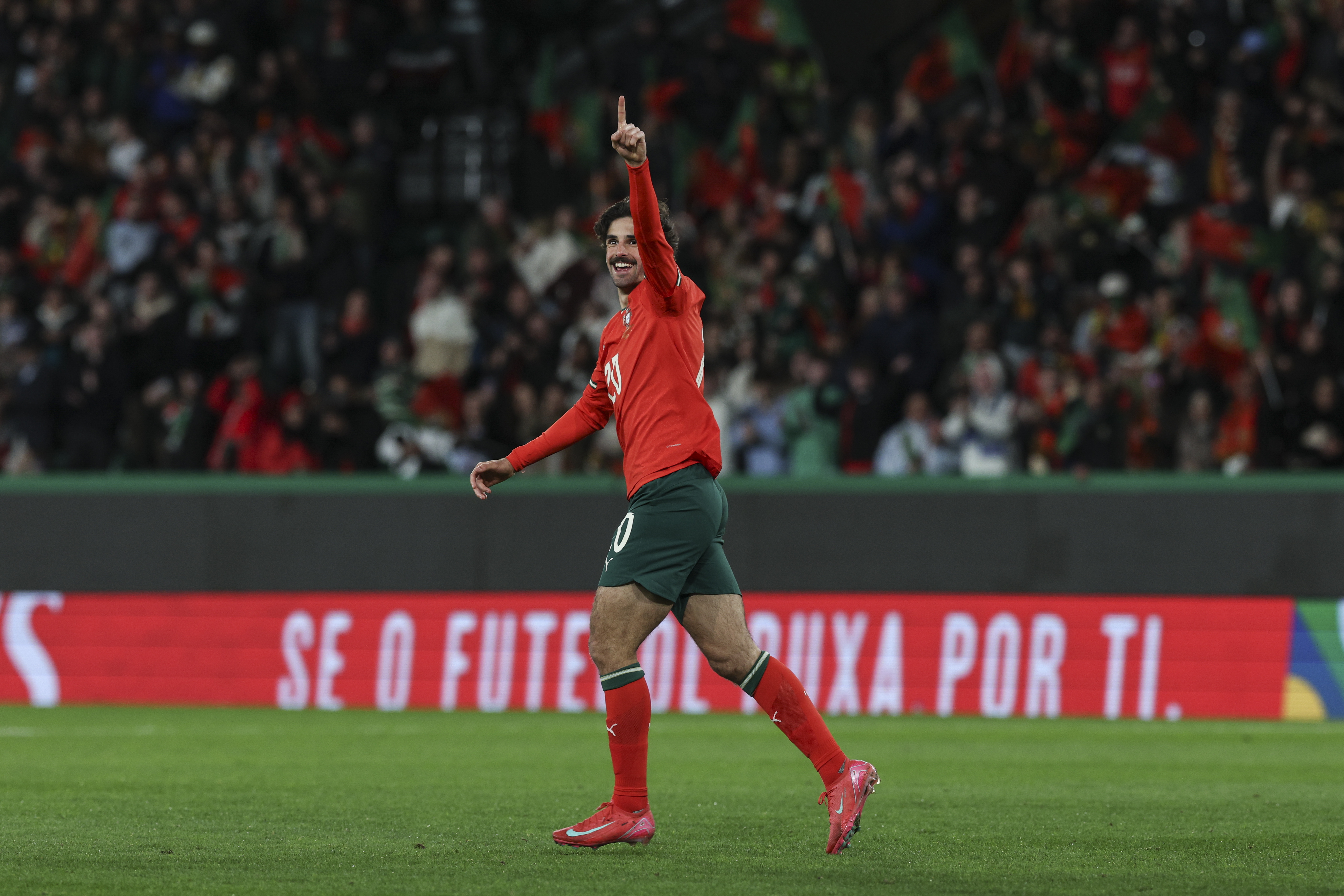 葡萄牙中场大将一人独揽多球火力全开