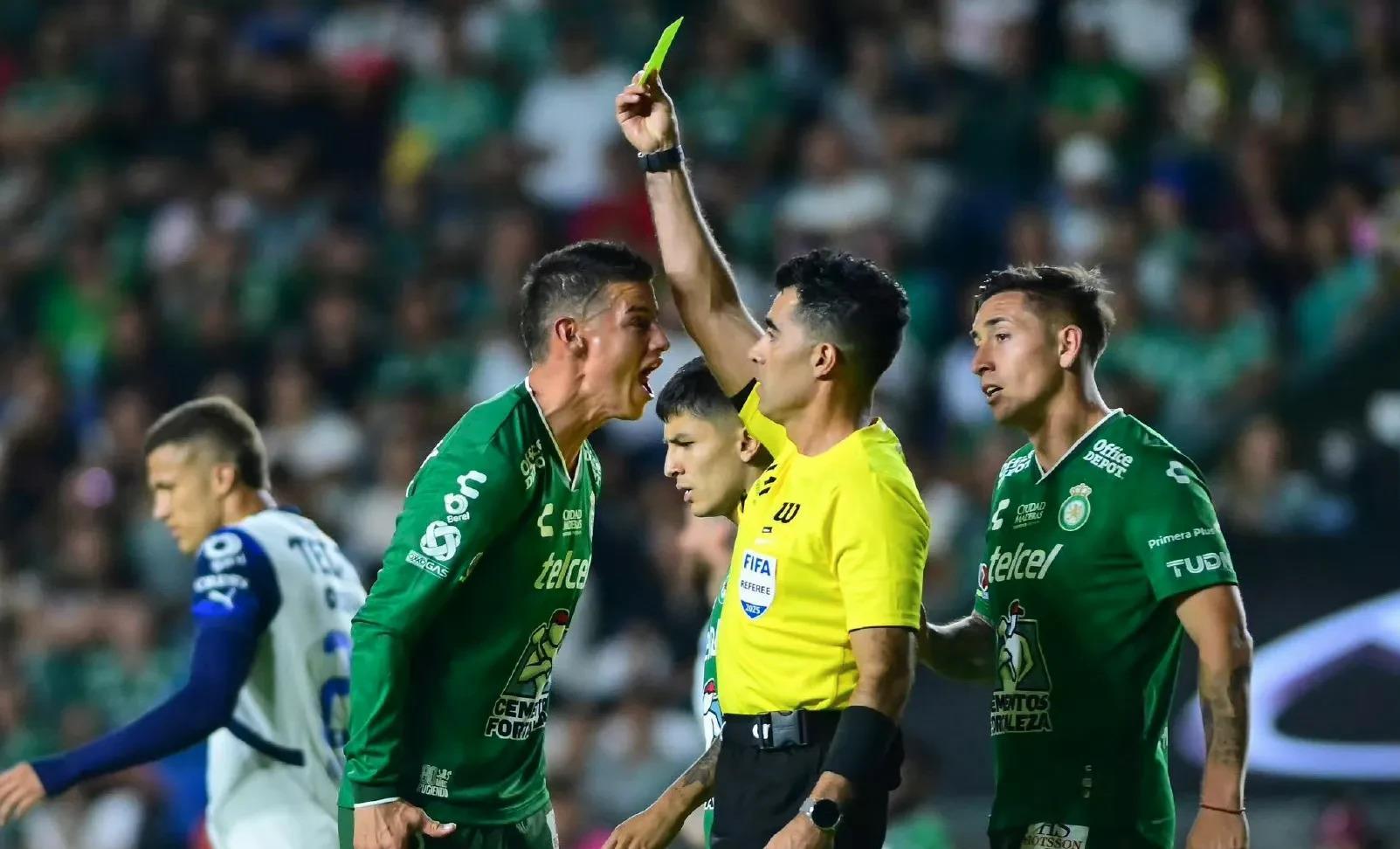 墨西哥队击溃俄罗斯，晋级四强