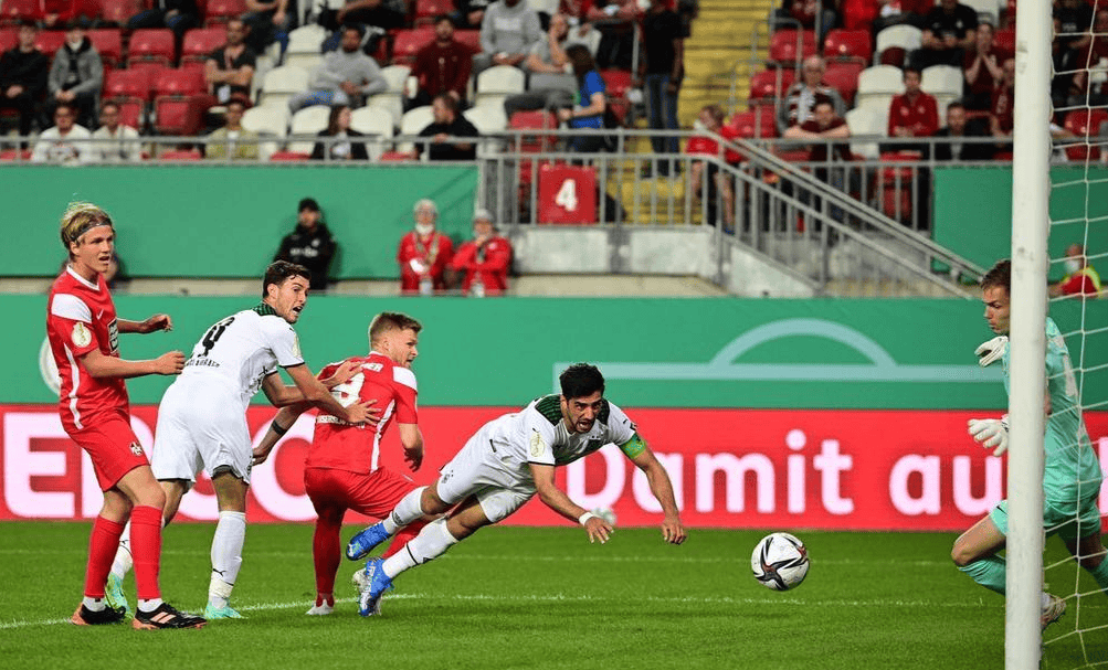 沙尔克04球员打败对手赢得比赛 沙尔克04球员打败对手赢得比赛