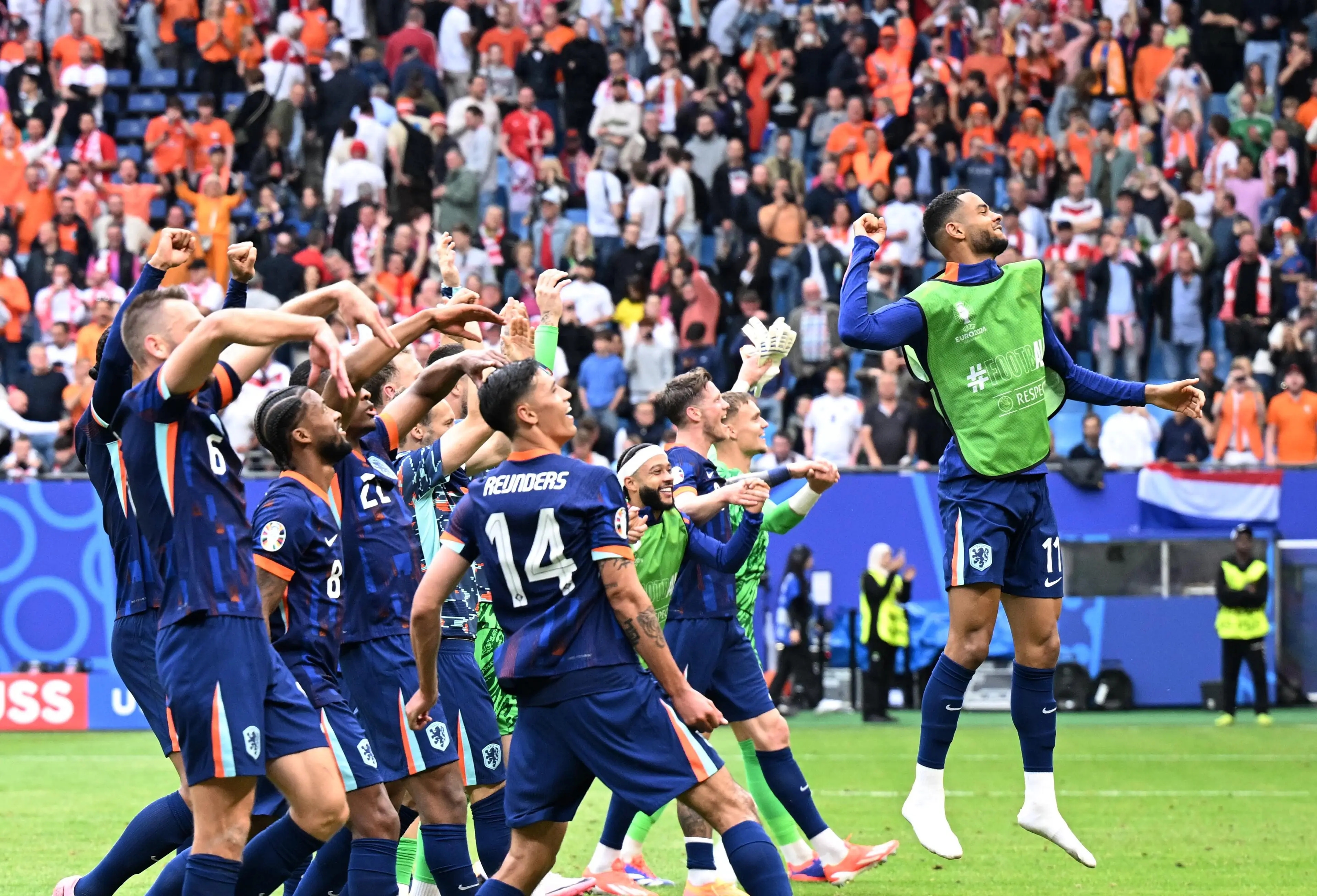 足球比赛锣鼓喧天，各国球队力争胜利