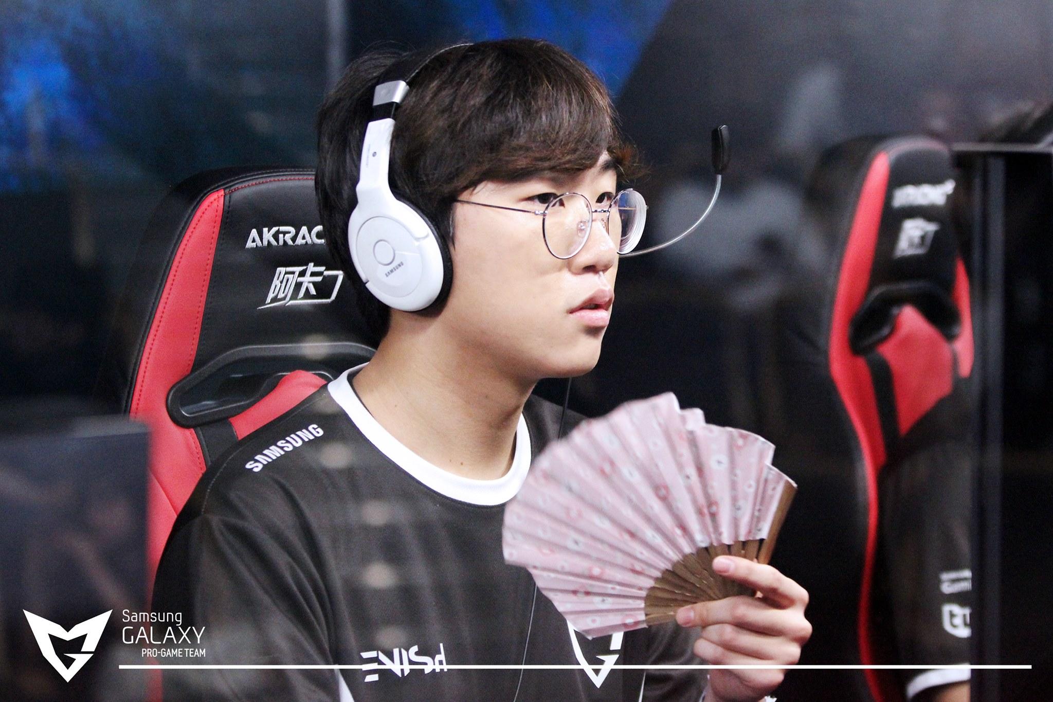 包含GEN横扫V5，CoreJJ开启传奇时刻强强对话四强赛，引爆全场热议的词条