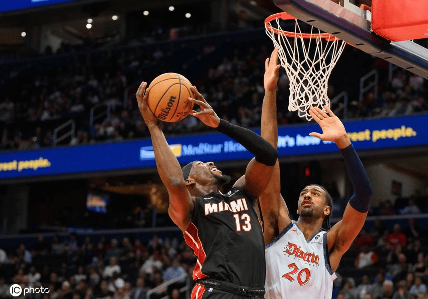 热火主场击败奇才，追平东部第三