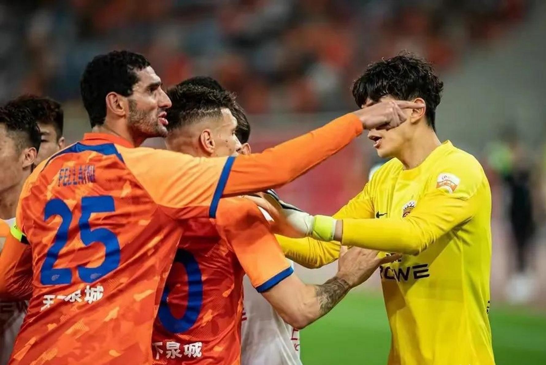 关于足球比赛现场暴力事件频发，警方出动维持秩序的信息