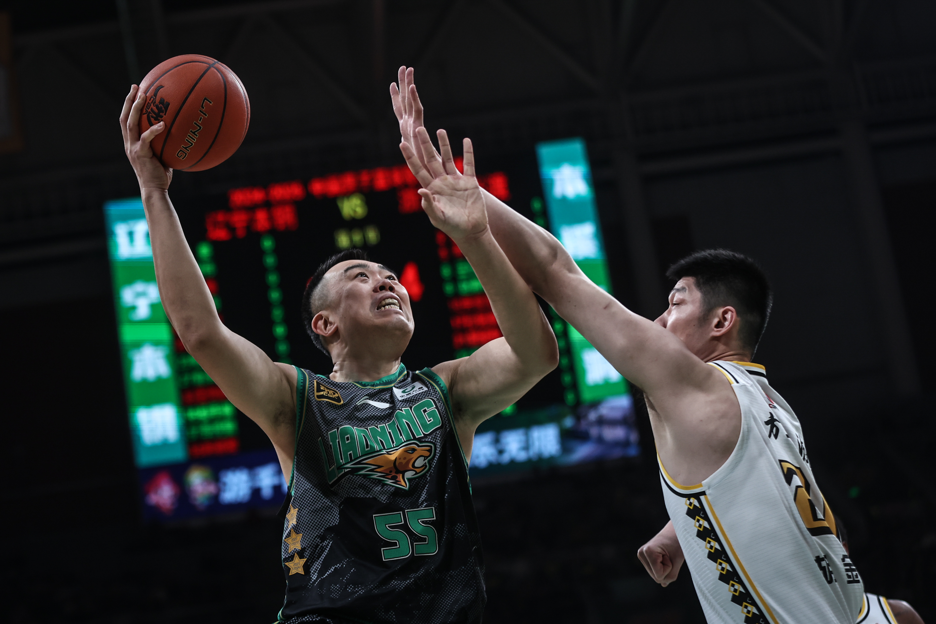 球员在联赛上精湛技艺眼花缭乱