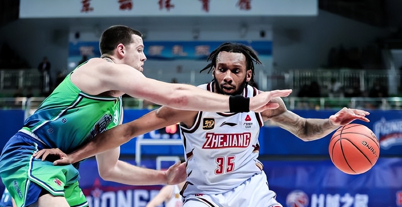 江苏男篮与浙江比赛，交战激烈不分胜负