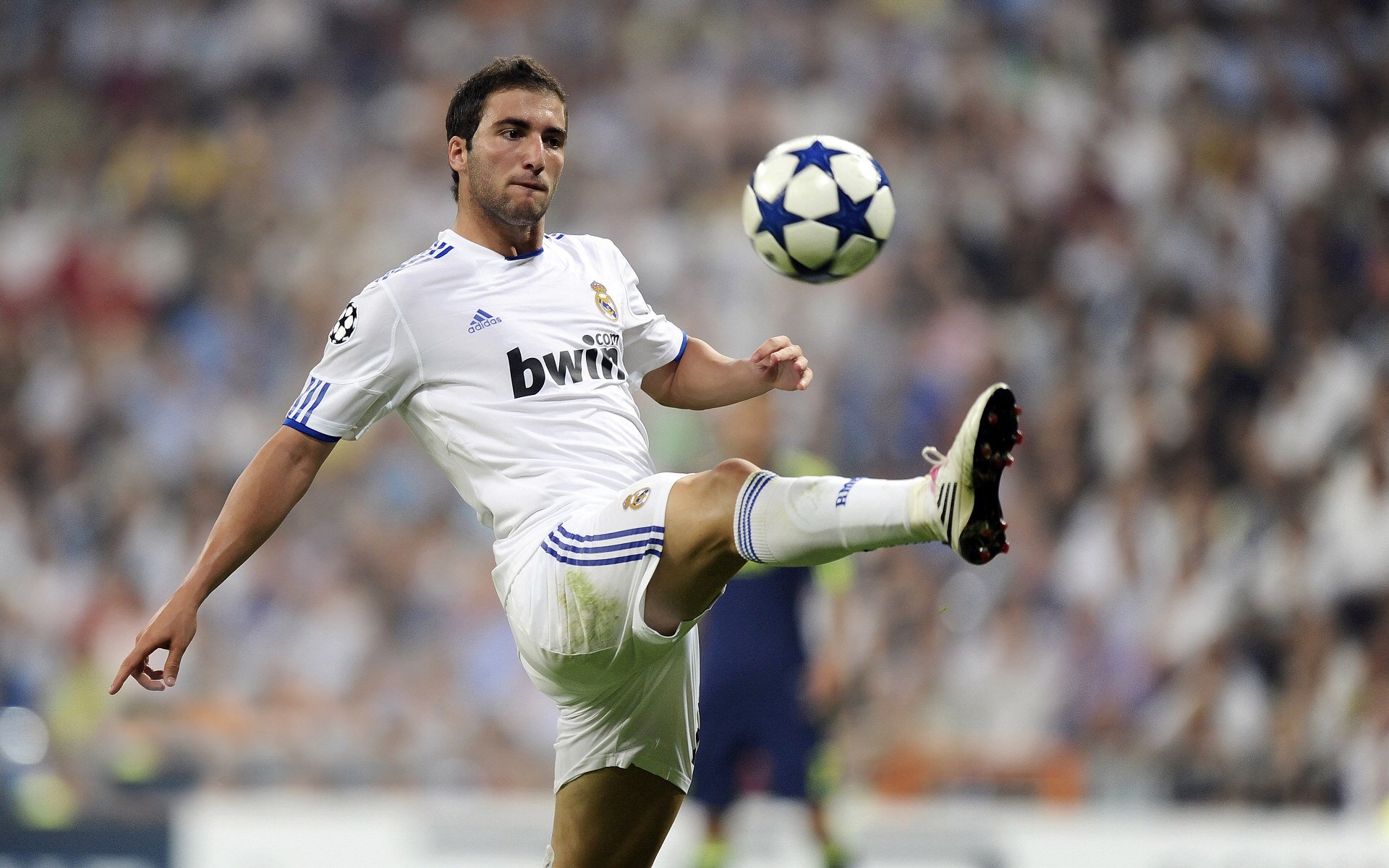 两记重拳，湖人横扫广州队，乔治状态火热彰显NBA统治力